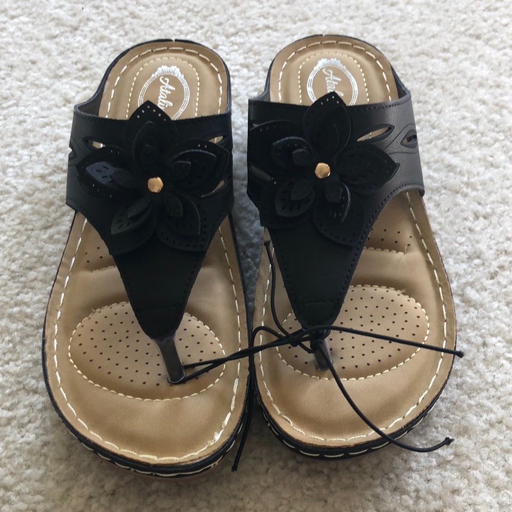 🆕 Low-wedge Sandals